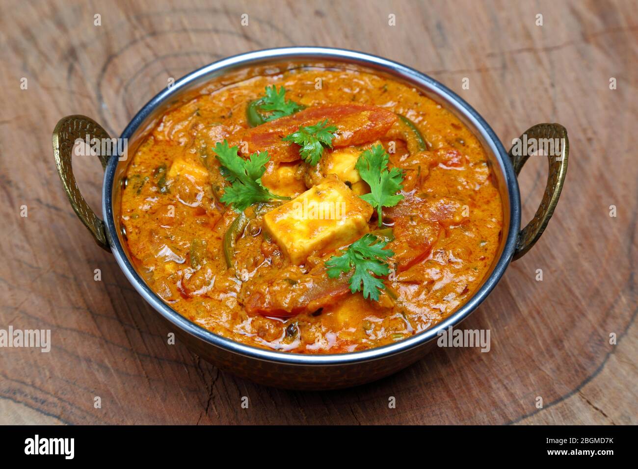 La nourriture indienne ou indien Curry dans un cuivre laiton bol de service. Banque D'Images