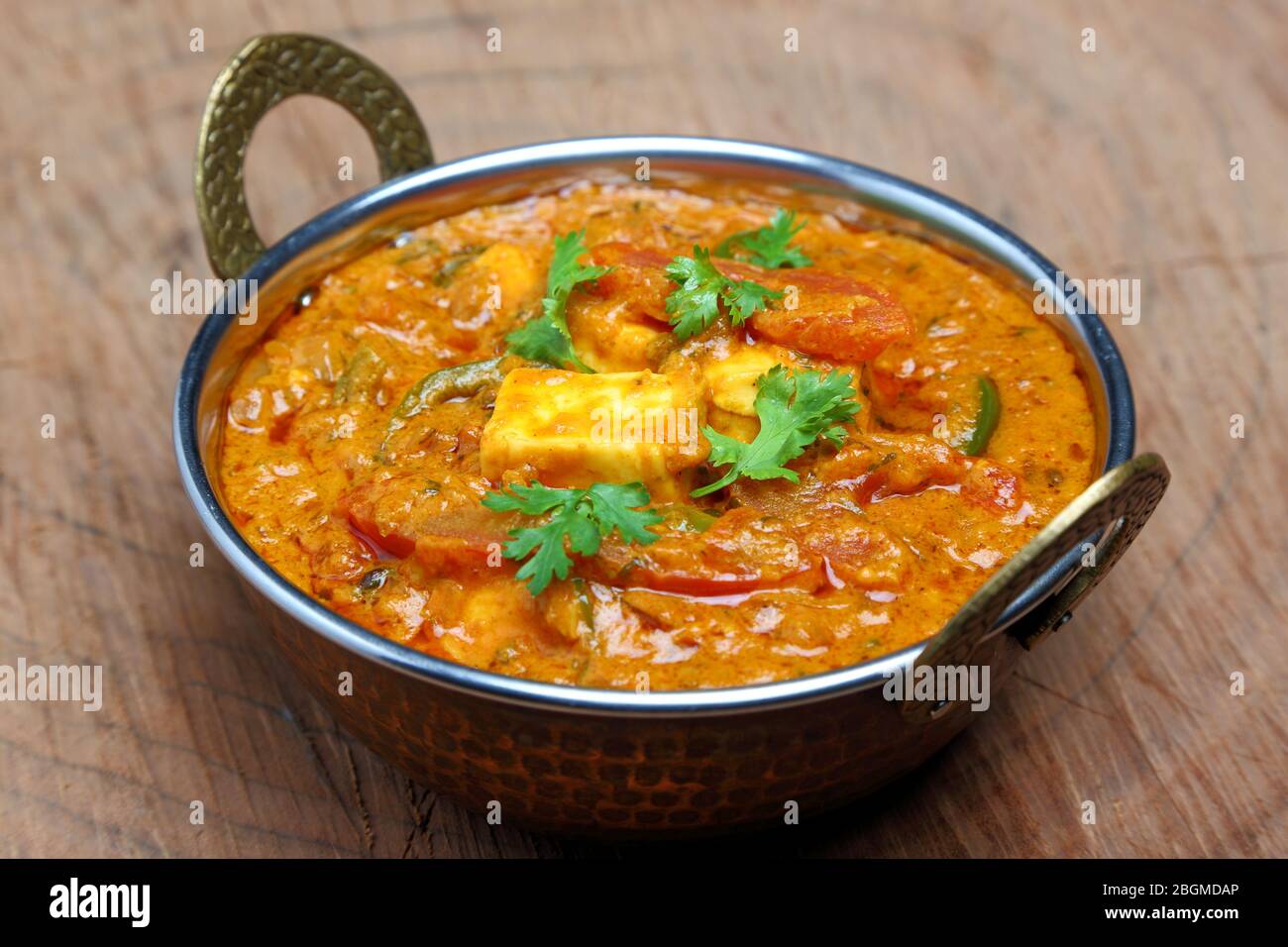 La nourriture indienne ou indien Curry dans un cuivre laiton bol de service. Banque D'Images