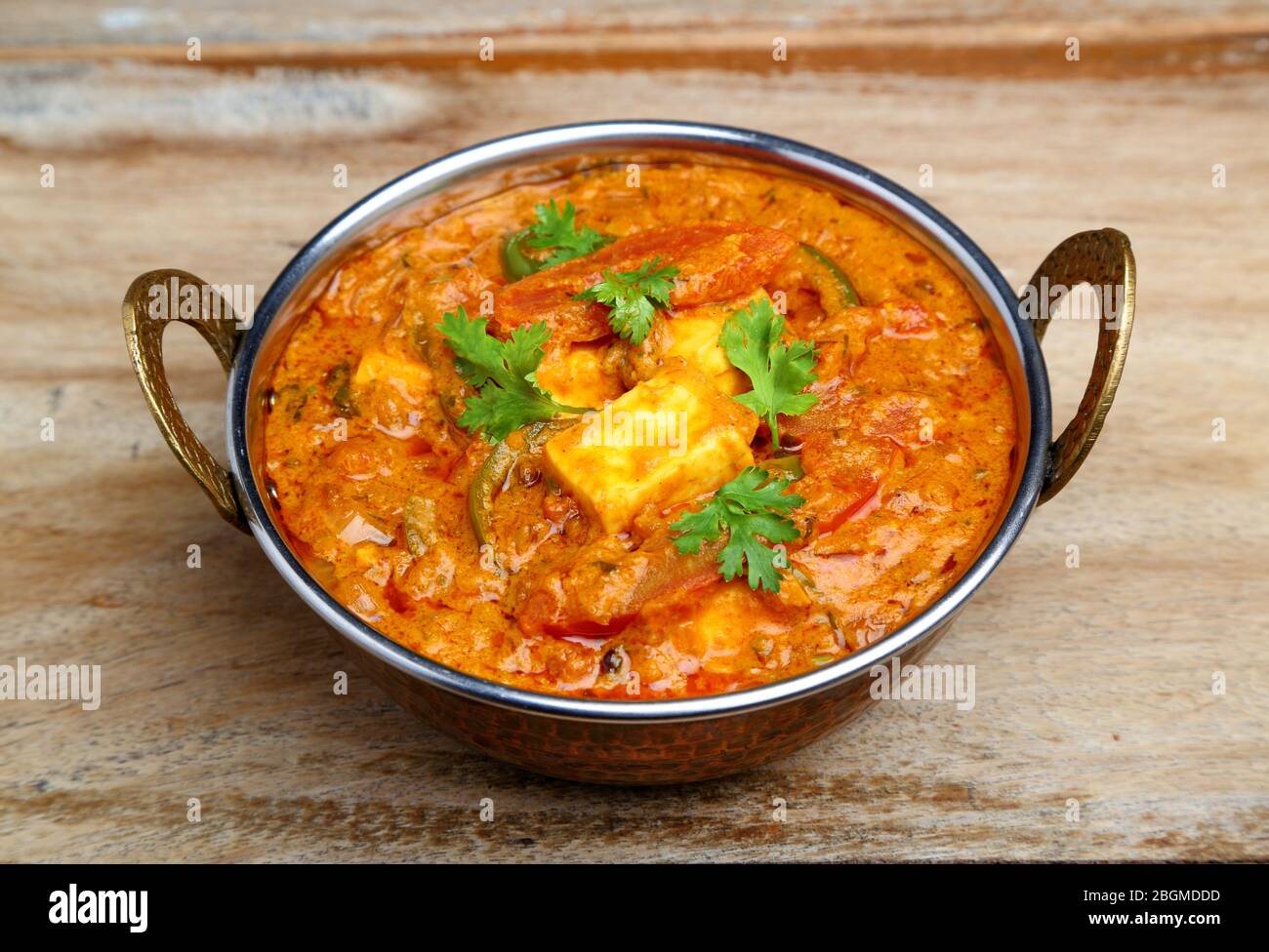La nourriture indienne ou indien Curry dans un cuivre laiton bol de service. Banque D'Images