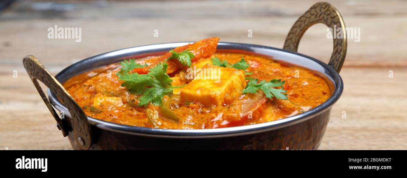 La nourriture indienne ou indien Curry dans un cuivre laiton bol de service. Banque D'Images