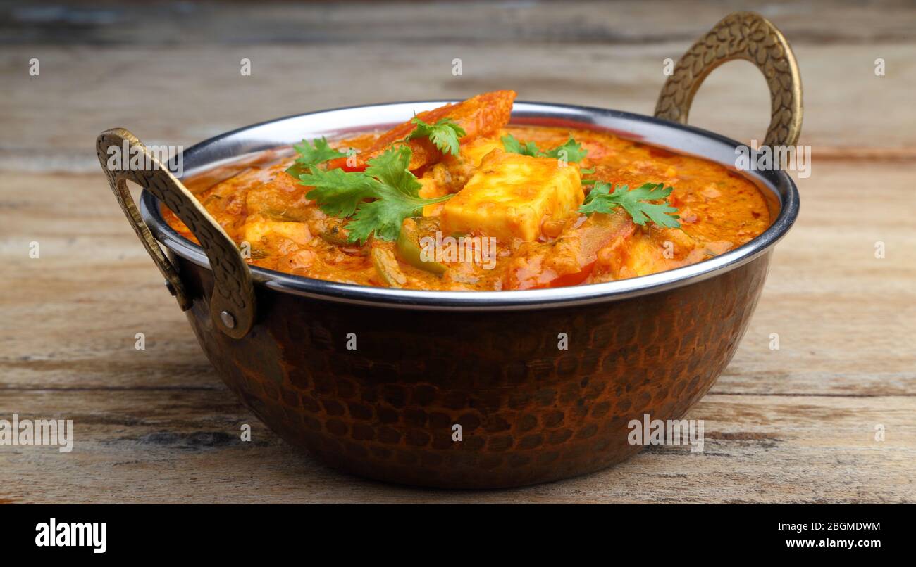 La nourriture indienne ou indien Curry dans un cuivre laiton bol de service. Banque D'Images