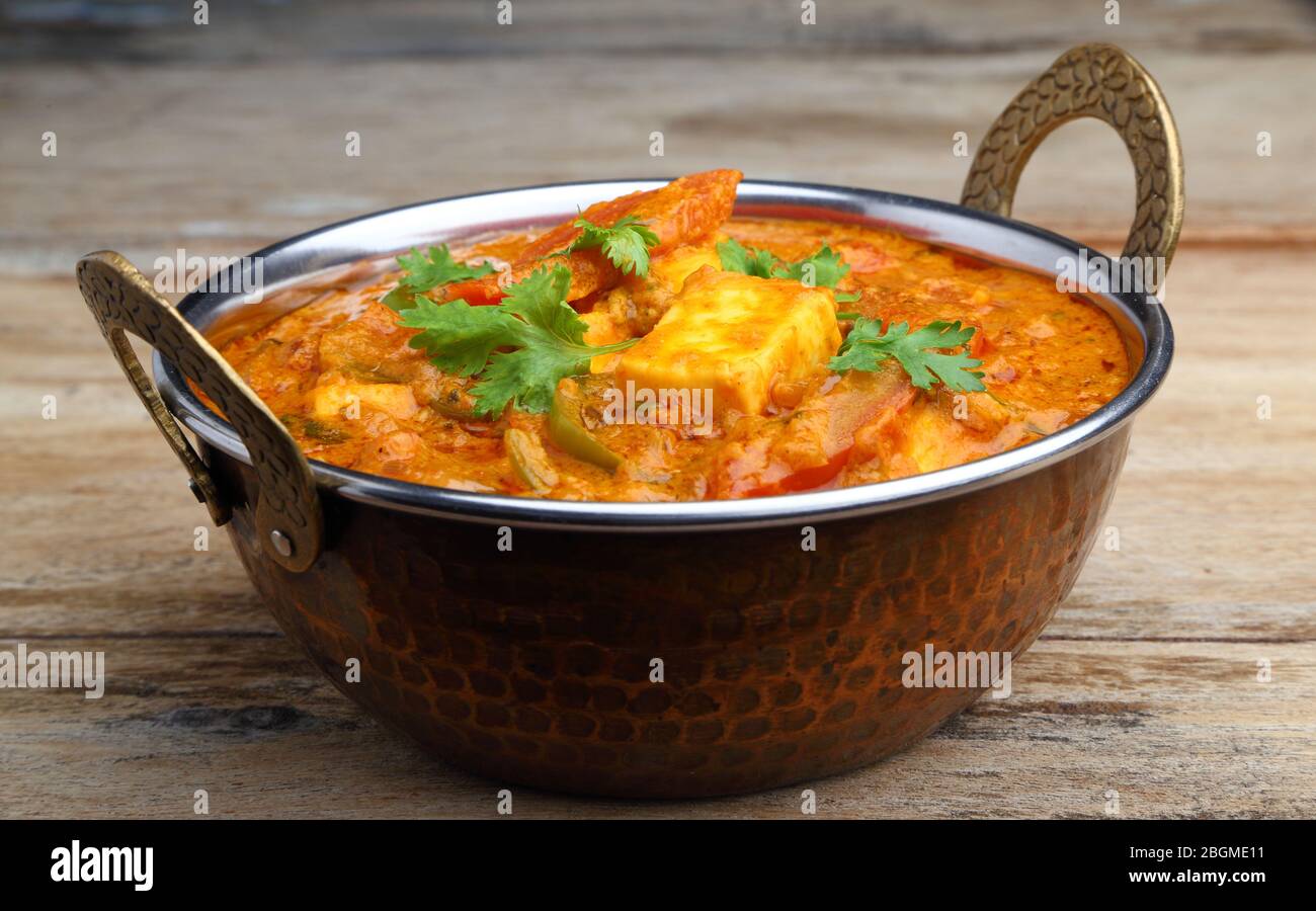 La nourriture indienne ou indien Curry dans un cuivre laiton bol de service. Banque D'Images