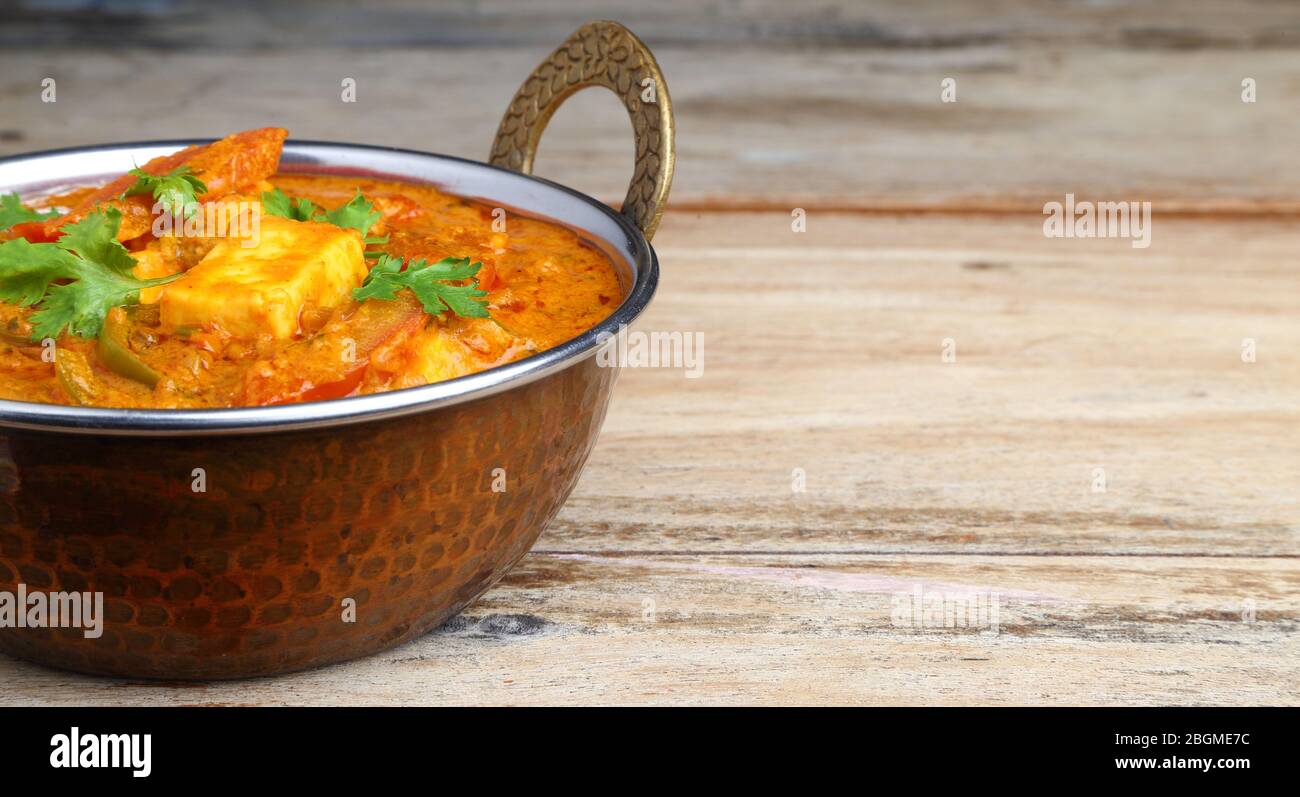 La nourriture indienne ou indien Curry dans un cuivre laiton bol de service. Banque D'Images