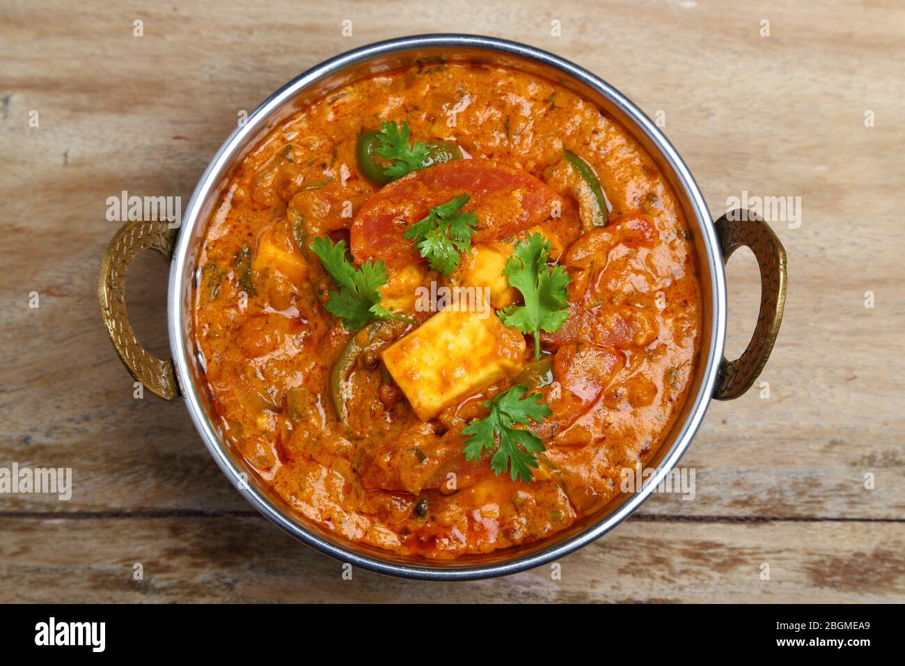 La nourriture indienne ou indien Curry dans un cuivre laiton bol de service. Banque D'Images