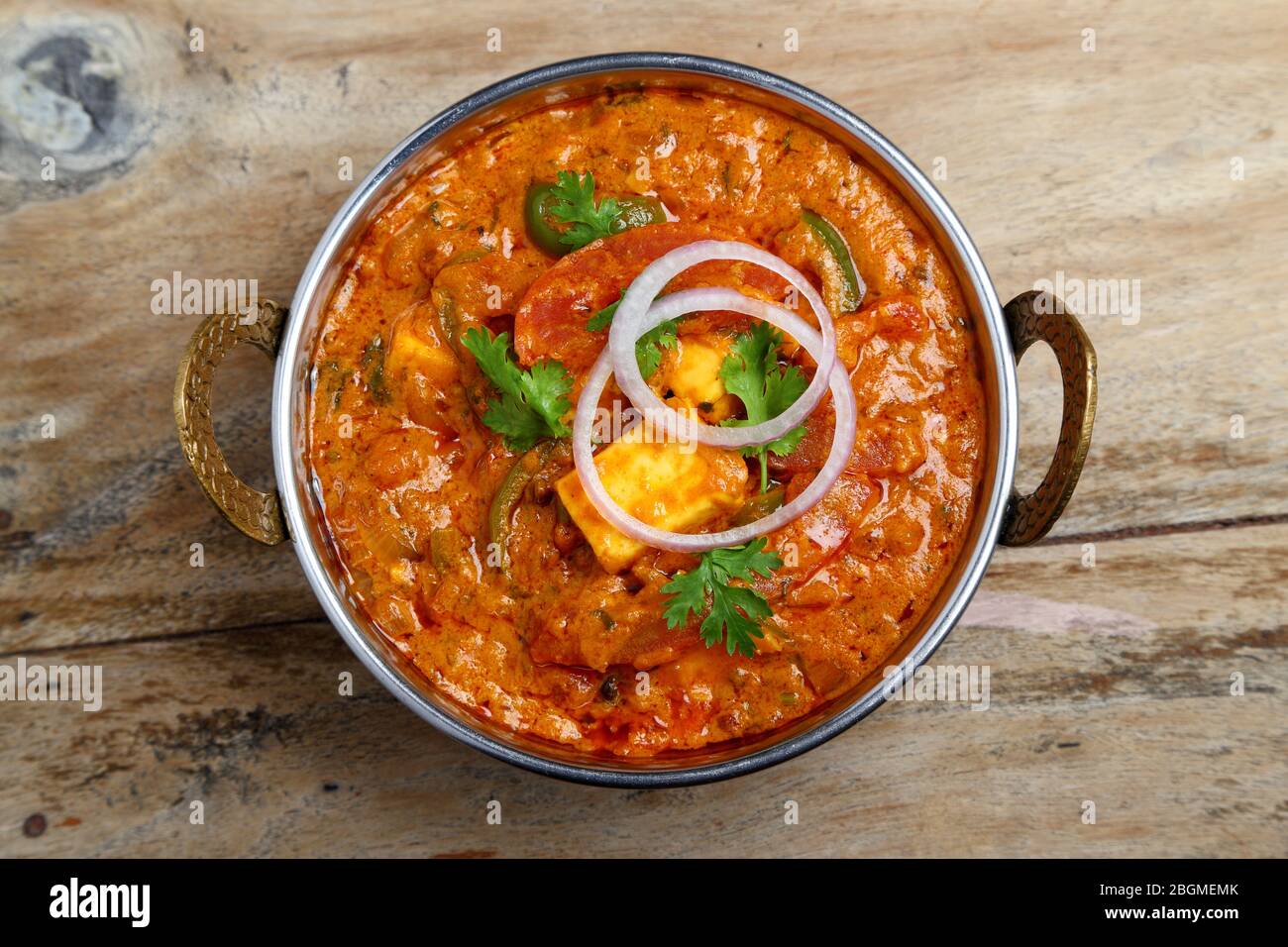 La nourriture indienne ou indien Curry dans un cuivre laiton bol de service. Banque D'Images