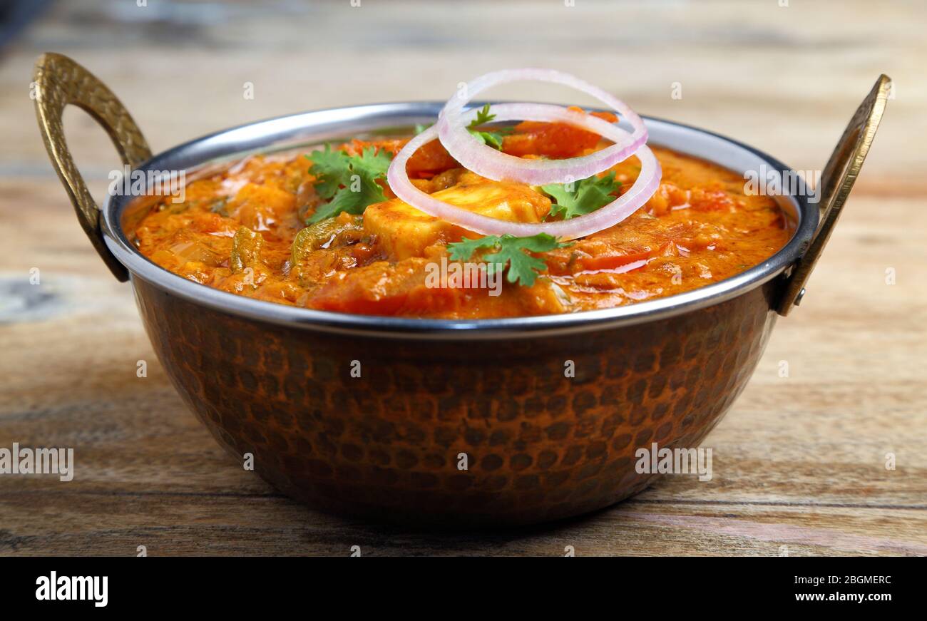 La nourriture indienne ou indien Curry dans un cuivre laiton bol de service. Banque D'Images
