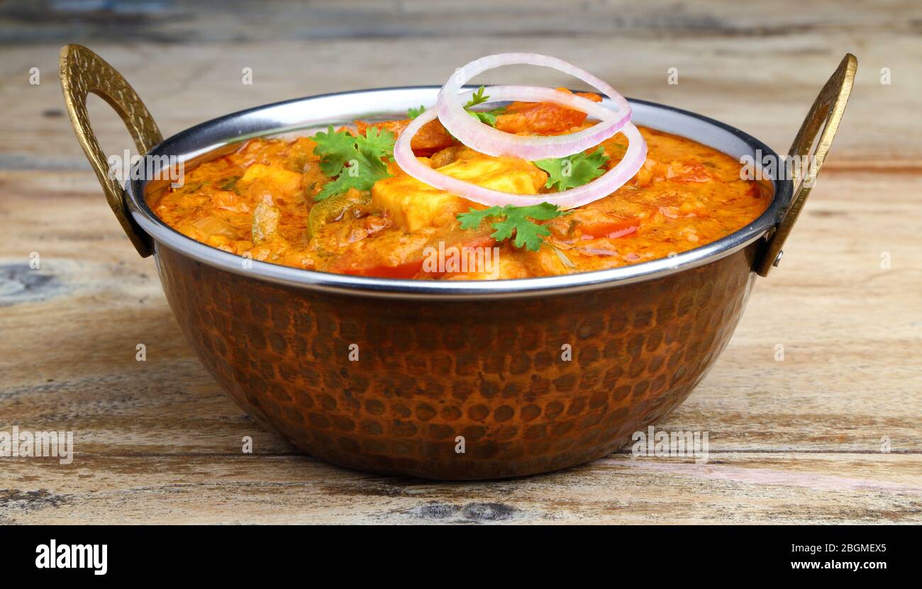 La nourriture indienne ou indien Curry dans un cuivre laiton bol de service. Banque D'Images