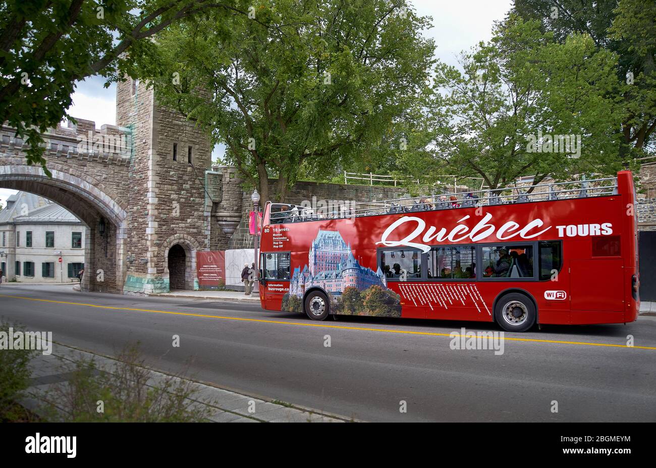 Québec, Canada 23 septembre 2018 : bus à double pont rouge touristique à la porte Saint Louis, une des attractions touristiques célèbres du monde de l'UNESCO Banque D'Images