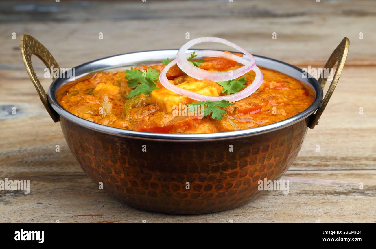 La nourriture indienne ou indien Curry dans un cuivre laiton bol de service. Banque D'Images