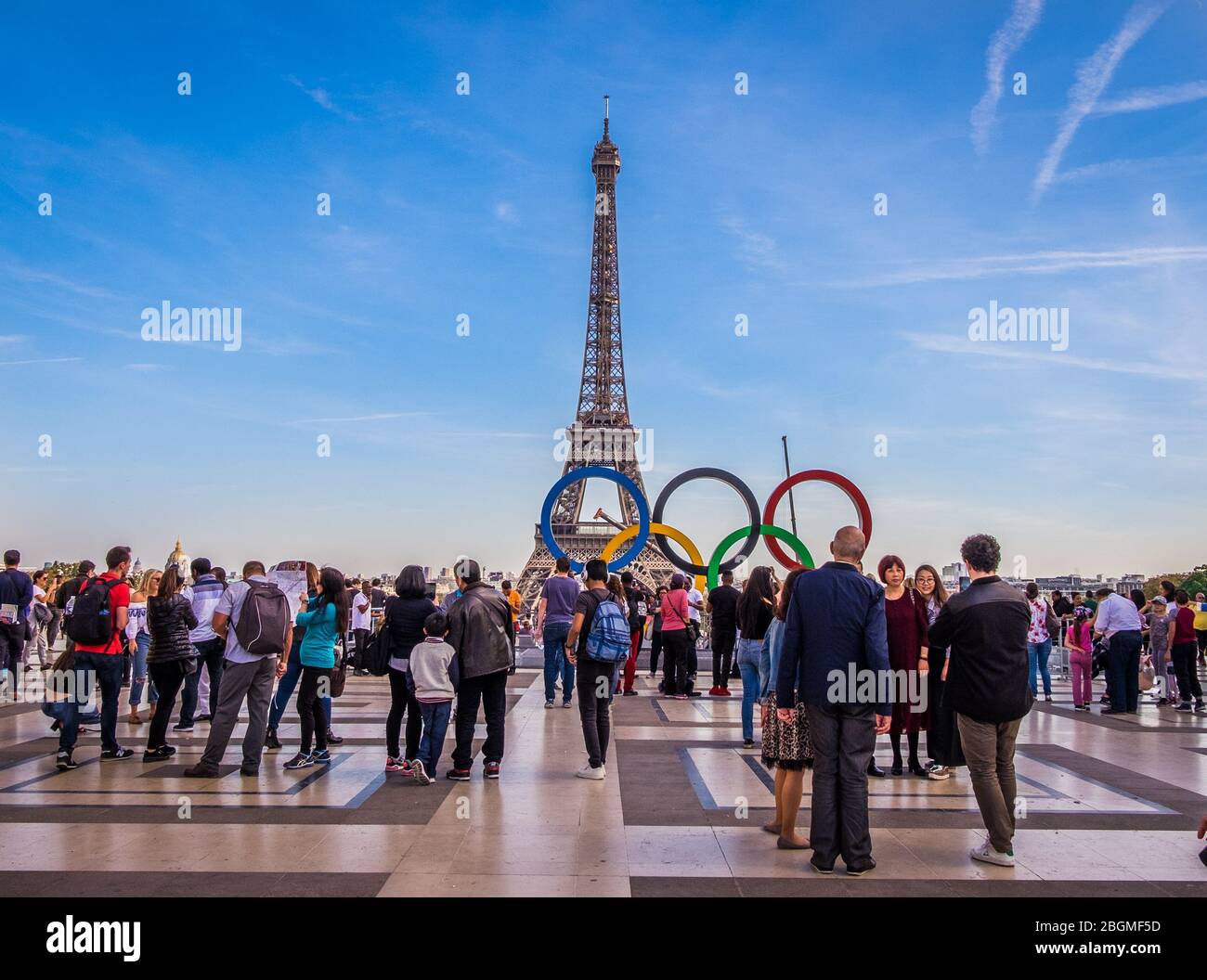 Jeux olympiques 2024 symbole sur Trocadéro place devant la tour Eiffel