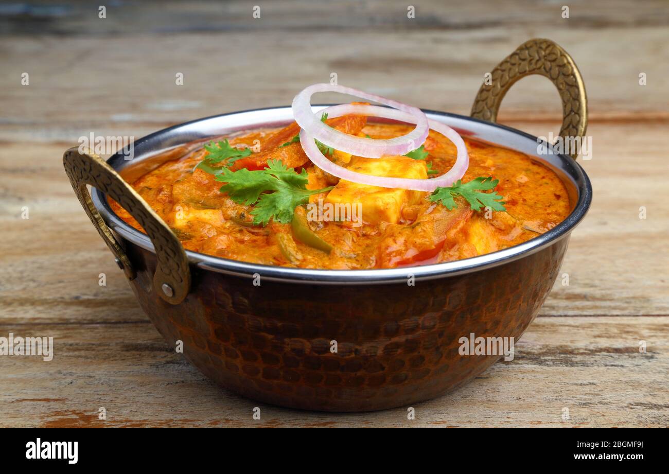 La nourriture indienne ou indien Curry dans un cuivre laiton bol de service. Banque D'Images
