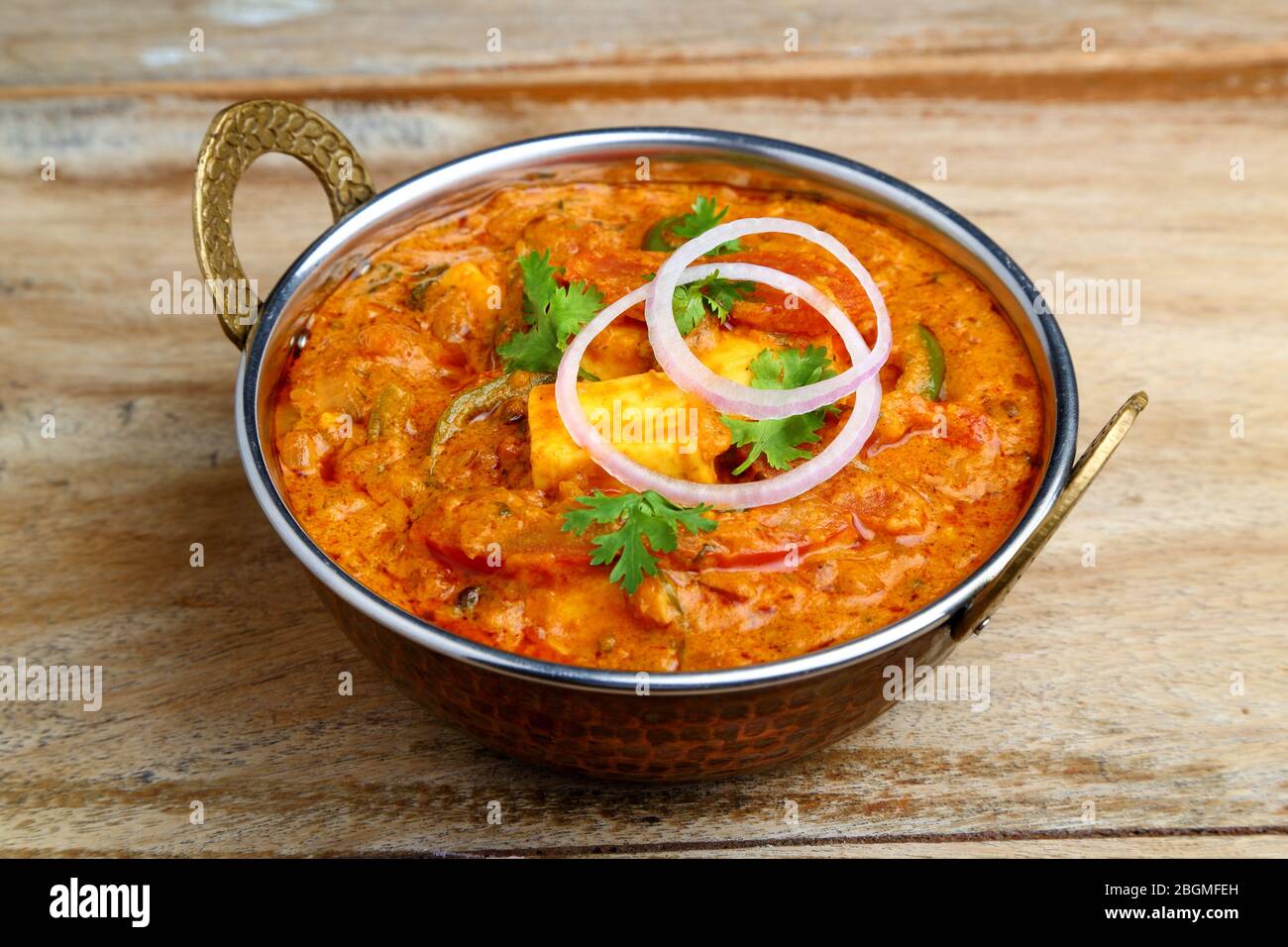 La nourriture indienne ou indien Curry dans un cuivre laiton bol de service. Banque D'Images