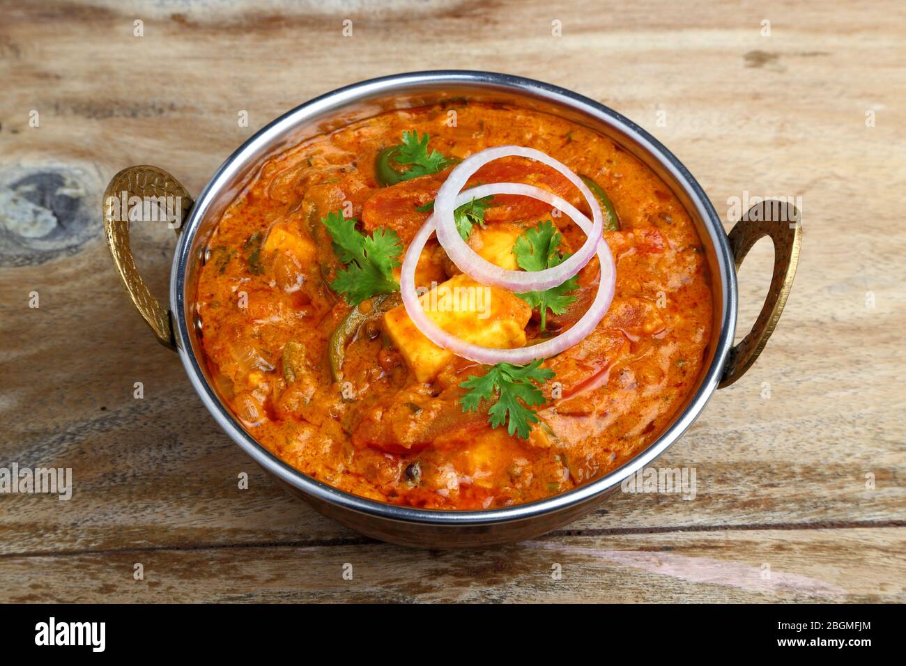 La nourriture indienne ou indien Curry dans un cuivre laiton bol de service. Banque D'Images