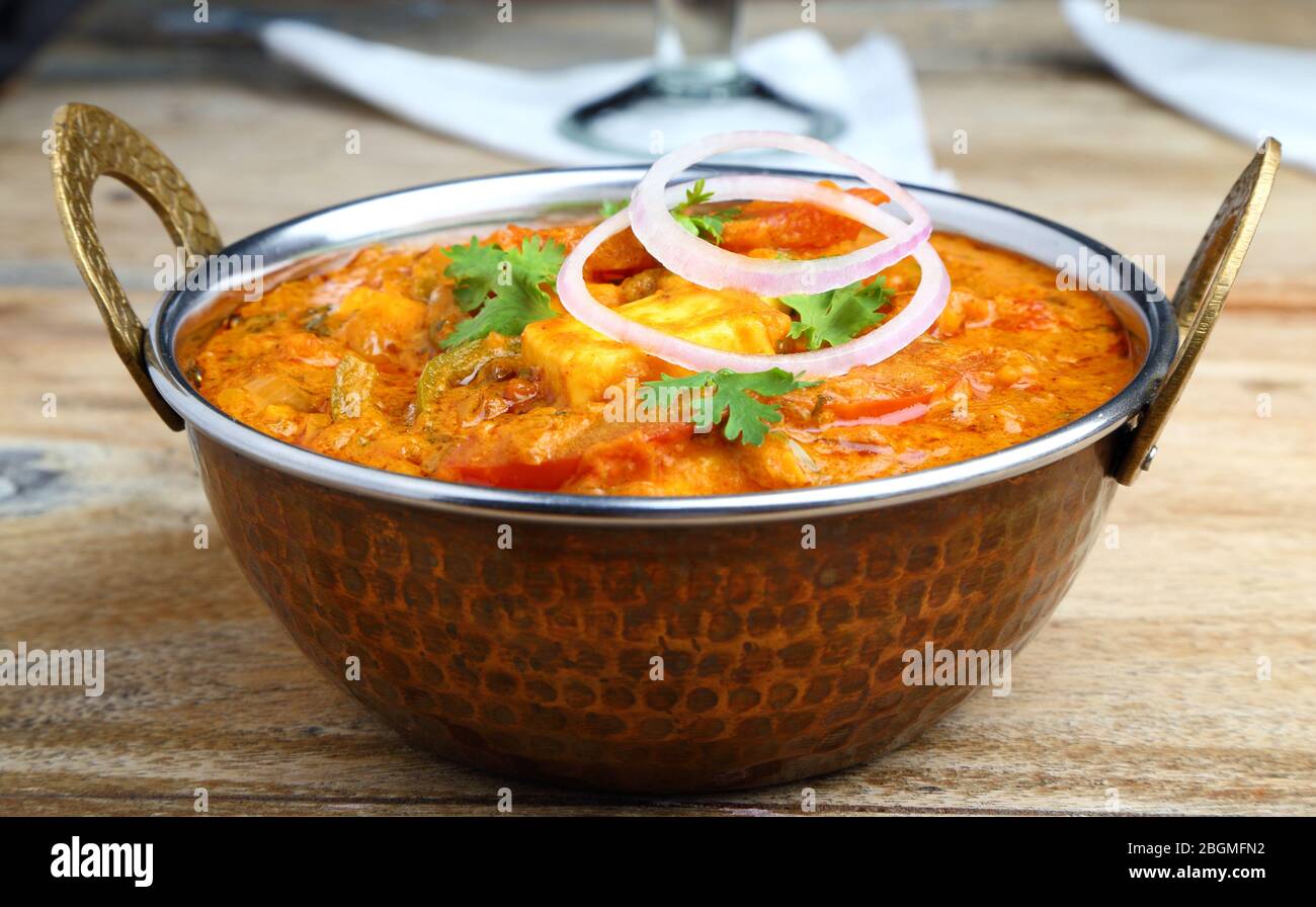 La nourriture indienne ou indien Curry dans un cuivre laiton bol de service. Banque D'Images