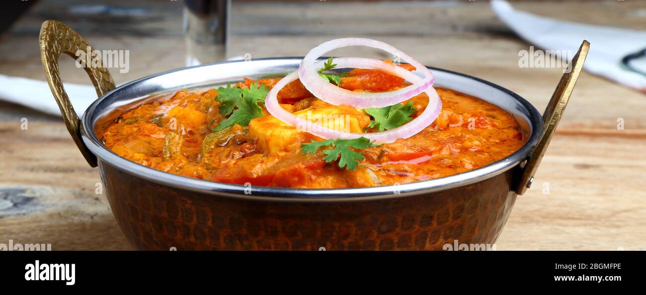 La nourriture indienne ou indien Curry dans un cuivre laiton bol de service. Banque D'Images