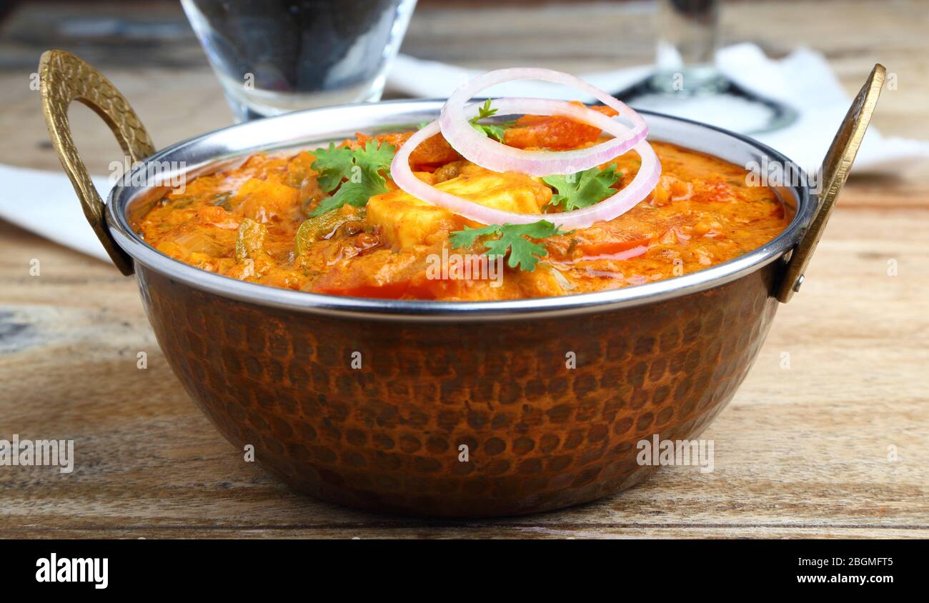La nourriture indienne ou indien Curry dans un cuivre laiton bol de service. Banque D'Images