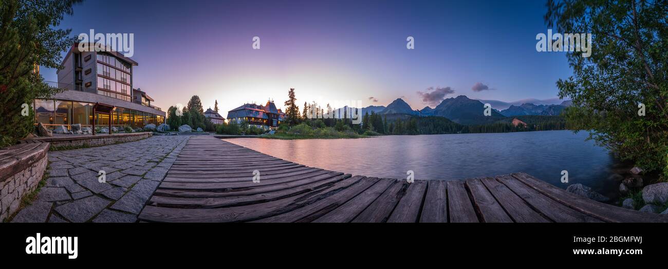 Panorama montagne lac Strbske pleso dans le parc national High Tatras au coucher du soleil, Slovaquie, Europe Banque D'Images