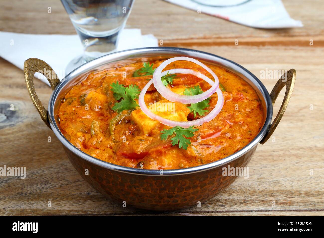 La nourriture indienne ou indien Curry dans un cuivre laiton bol de service. Banque D'Images