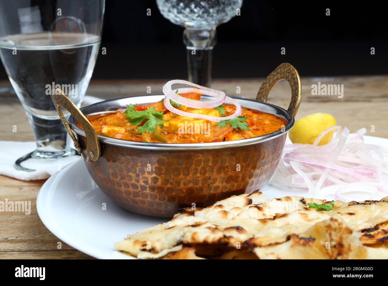 La nourriture indienne ou indien Curry dans un cuivre laiton bol de service. Banque D'Images