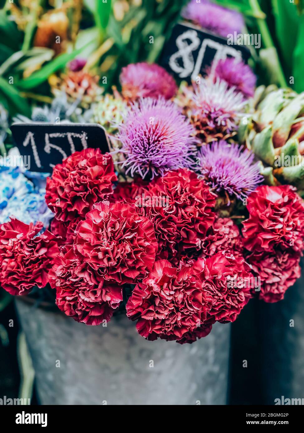 Magnifique bouquet de fleurs pourpres de carnation dans une petite boutique de fleuristes. Aménagement moderne de fleurs de style écologique dans le style de vie composition de lumière naturelle. Petit b Banque D'Images