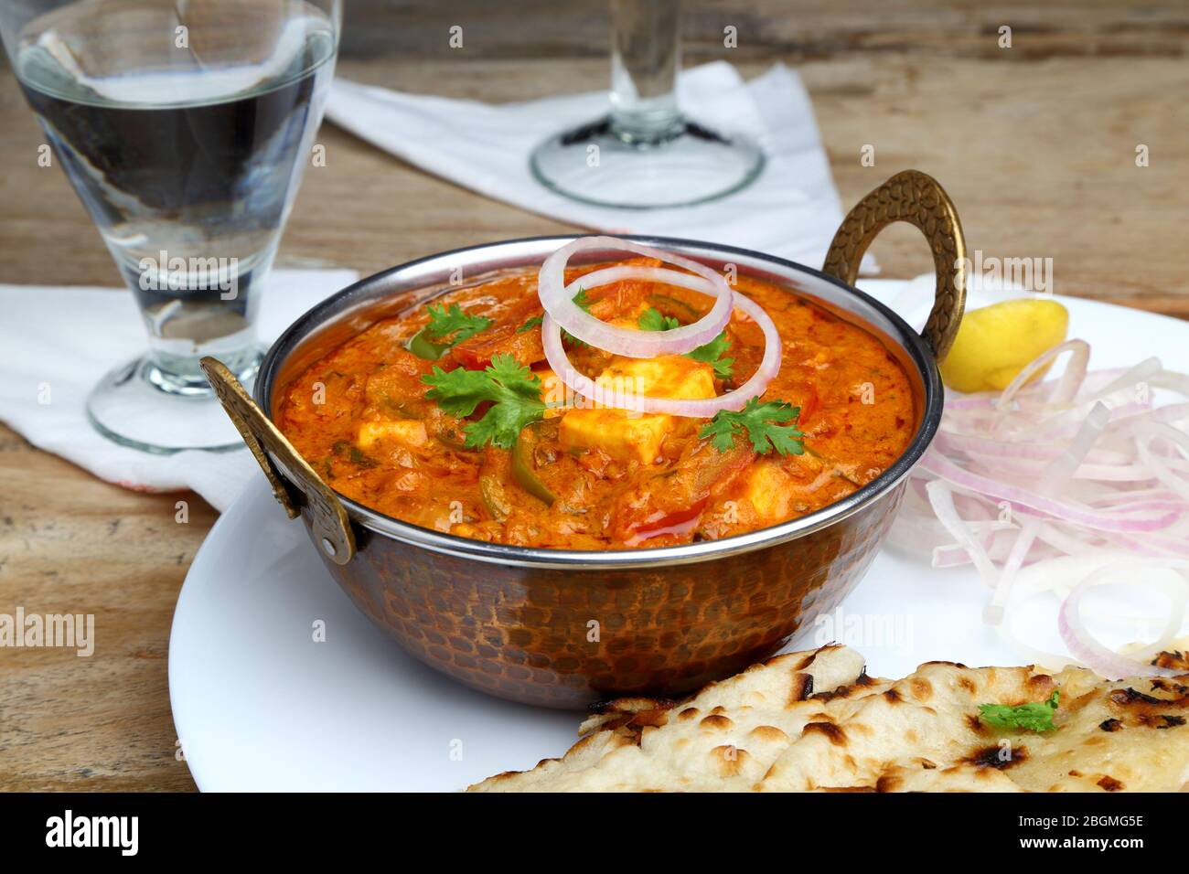 La nourriture indienne ou indien Curry dans un cuivre laiton bol de service. Banque D'Images