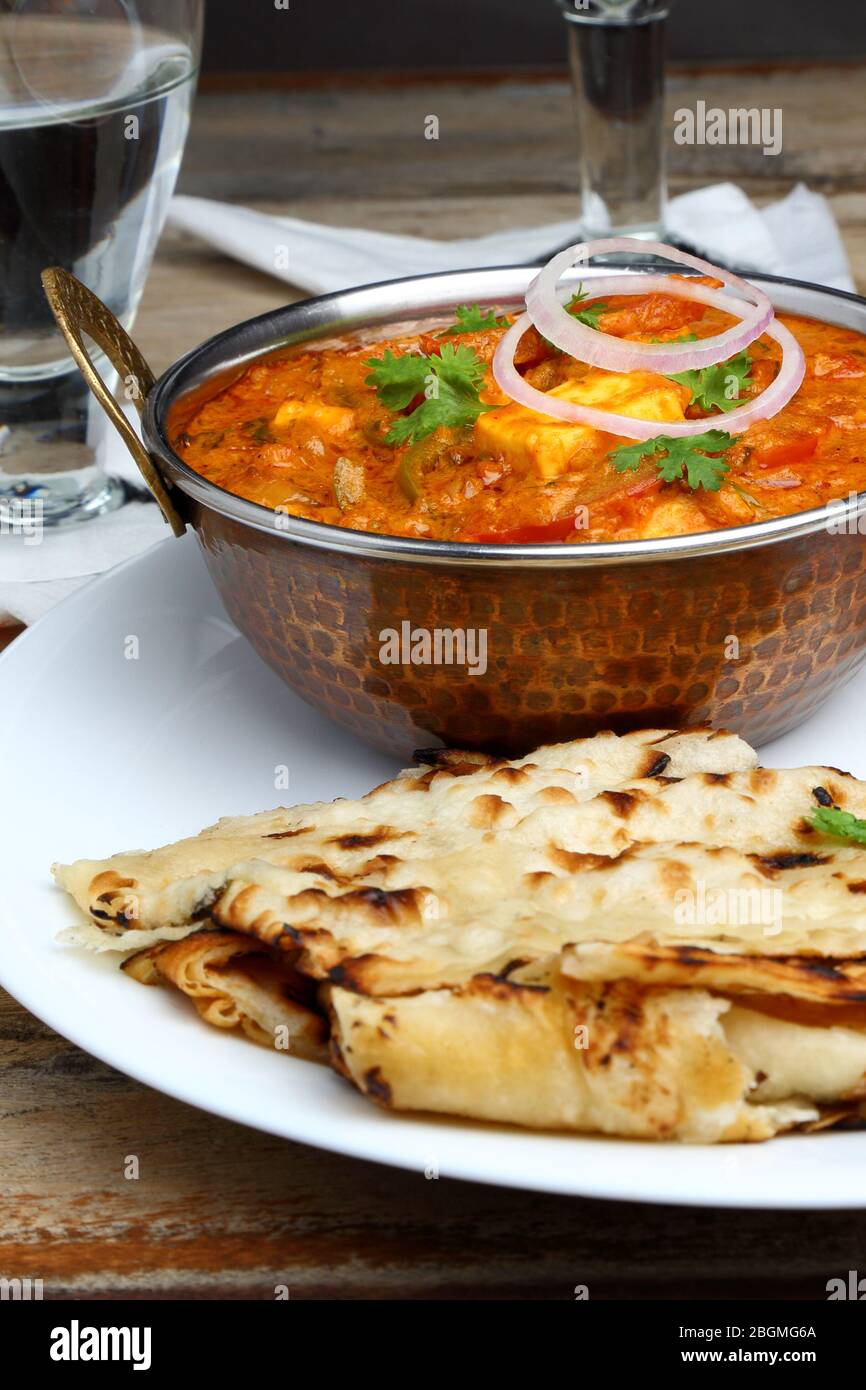 La nourriture indienne ou indien Curry dans un cuivre laiton bol de service. Banque D'Images