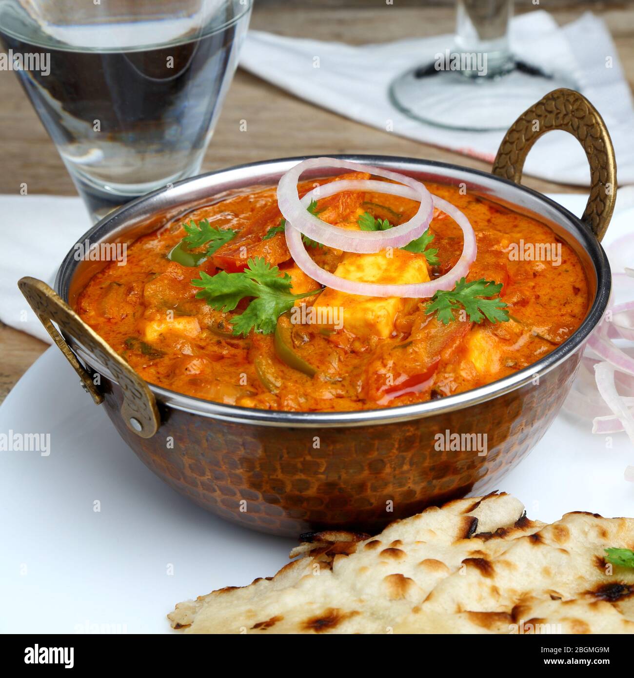 La nourriture indienne ou indien Curry dans un cuivre laiton bol de service. Banque D'Images