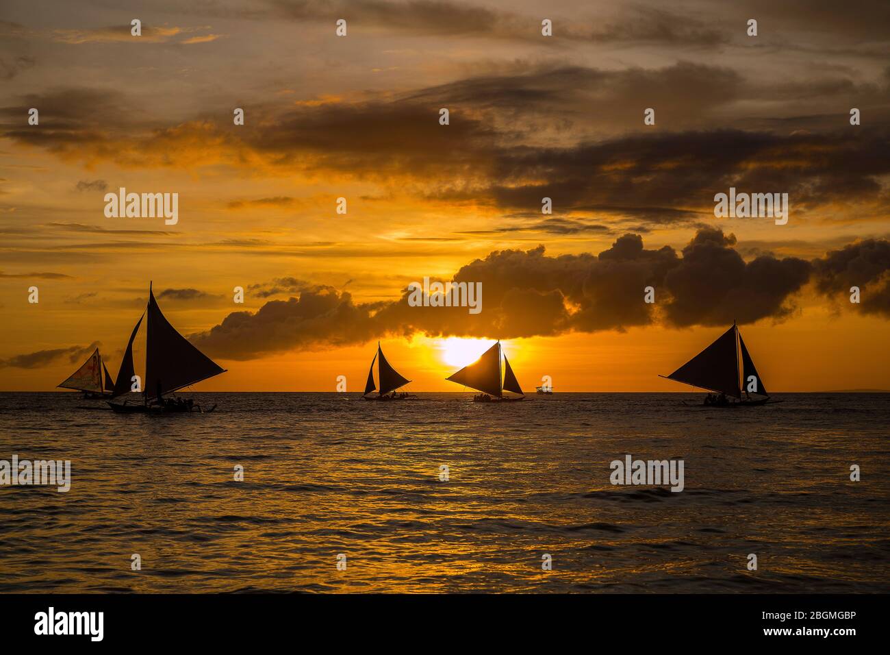 Coucher de soleil White Beach path sur l'île de Boracay, Philippines. Banque D'Images