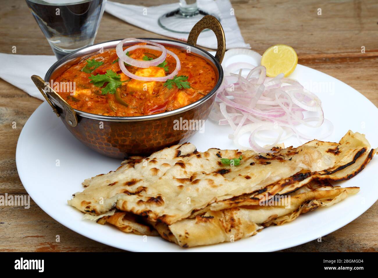 La nourriture indienne ou indien Curry dans un cuivre laiton bol de service. Banque D'Images