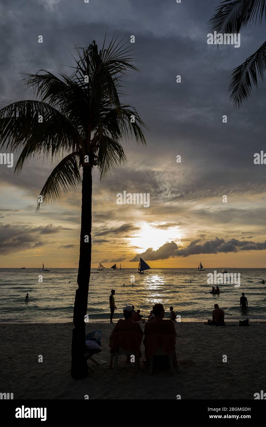 Coucher de soleil White Beach path sur l'île de Boracay, Philippines. Banque D'Images