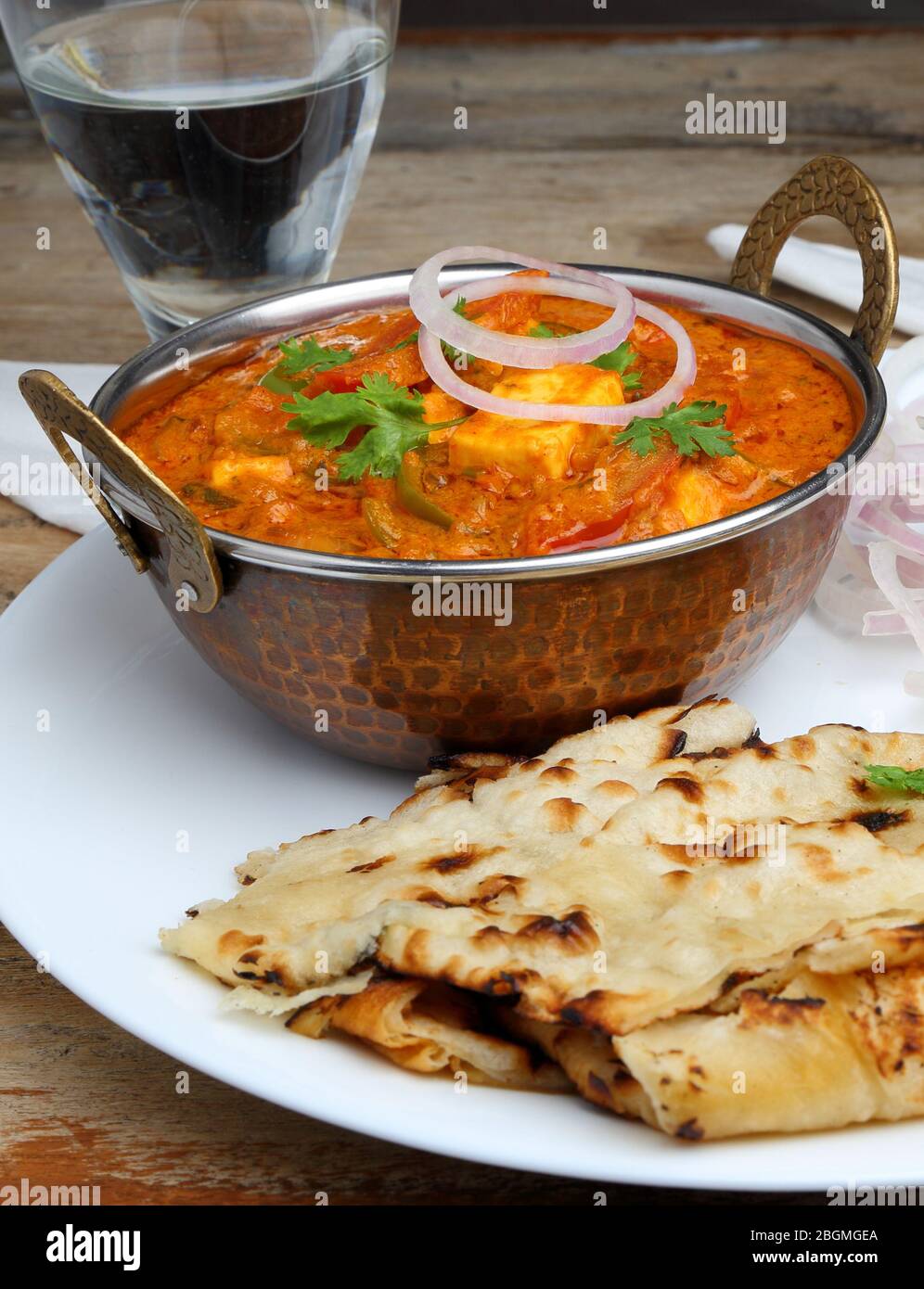 La nourriture indienne ou indien Curry dans un cuivre laiton bol de service. Banque D'Images