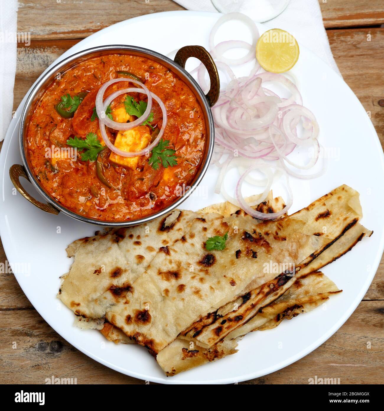 La nourriture indienne ou indien Curry dans un cuivre laiton bol de service. Banque D'Images