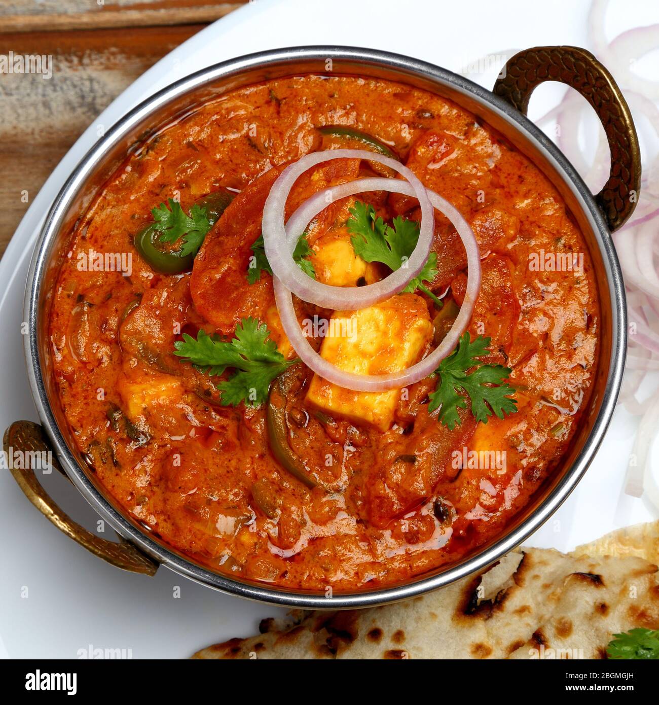 La nourriture indienne ou indien Curry dans un cuivre laiton bol de service. Banque D'Images