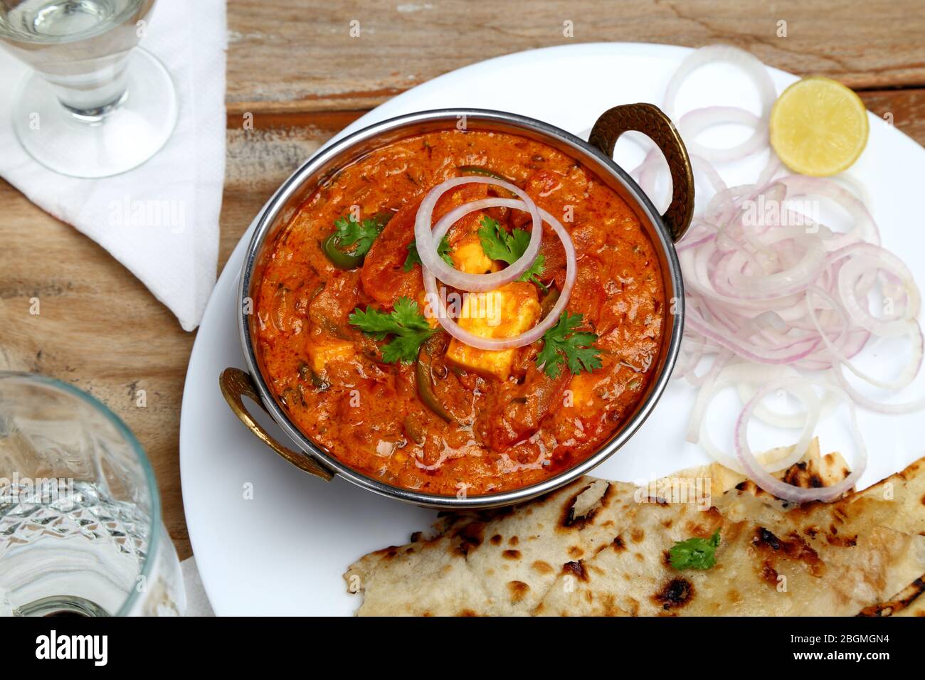 La nourriture indienne ou indien Curry dans un cuivre laiton bol de service. Banque D'Images
