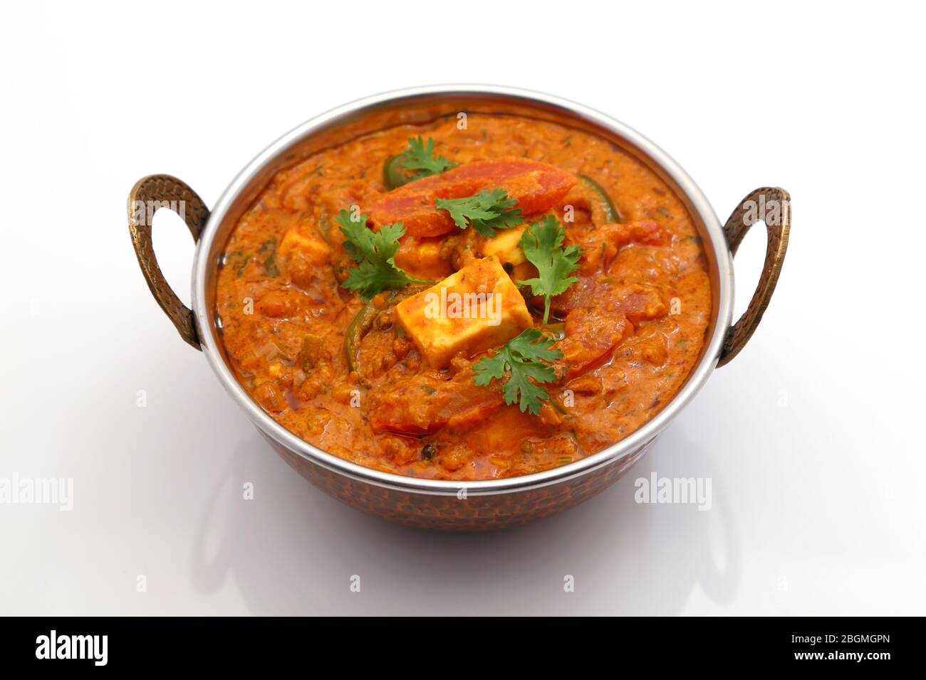 La nourriture indienne ou indien Curry dans un cuivre laiton bol de service. Banque D'Images