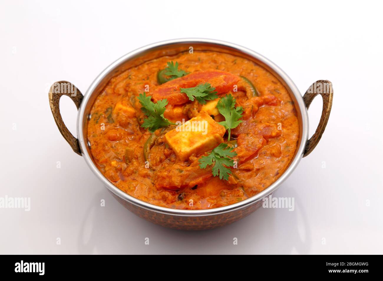 La nourriture indienne ou indien Curry dans un cuivre laiton bol de service. Banque D'Images