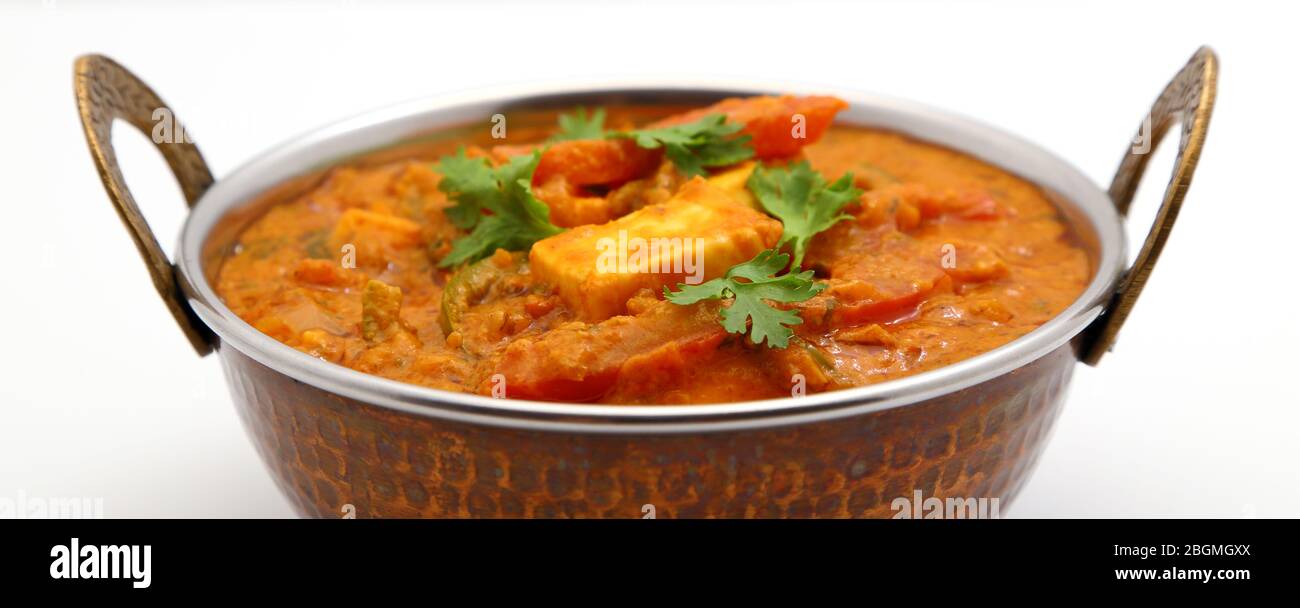 La nourriture indienne ou indien Curry dans un cuivre laiton bol de service. Banque D'Images