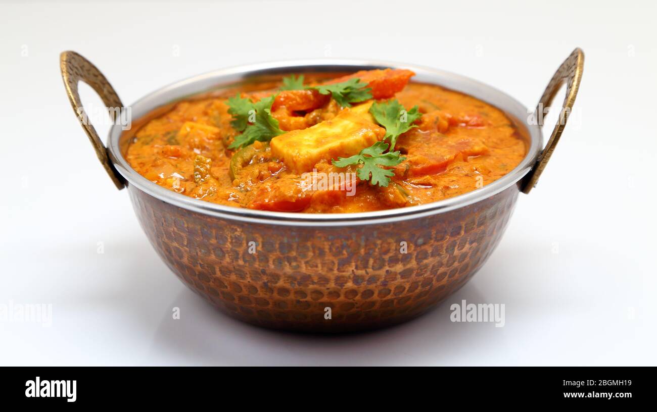 La nourriture indienne ou indien Curry dans un cuivre laiton bol de service. Banque D'Images