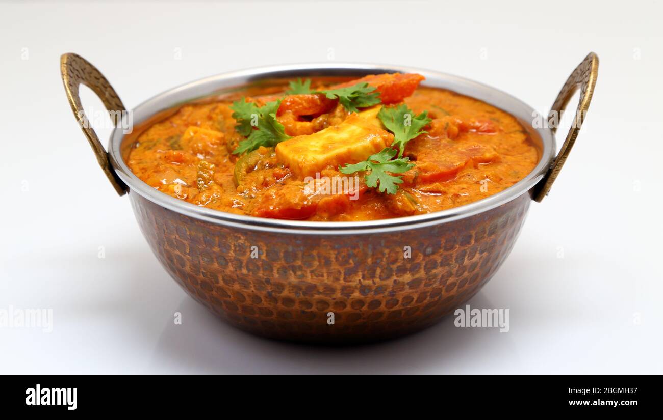 La nourriture indienne ou indien Curry dans un cuivre laiton bol de service. Banque D'Images