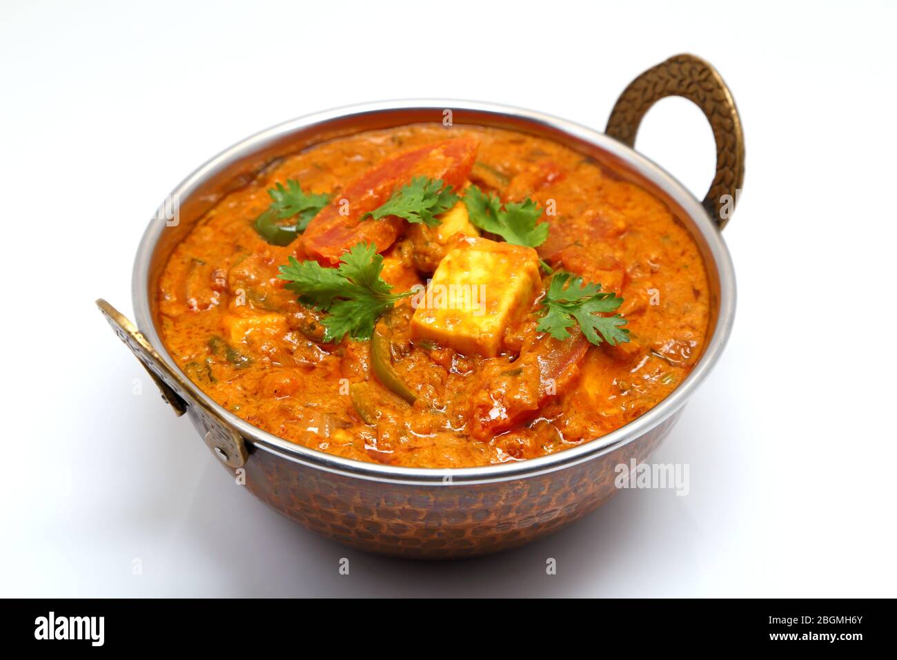 La nourriture indienne ou indien Curry dans un cuivre laiton bol de service. Banque D'Images