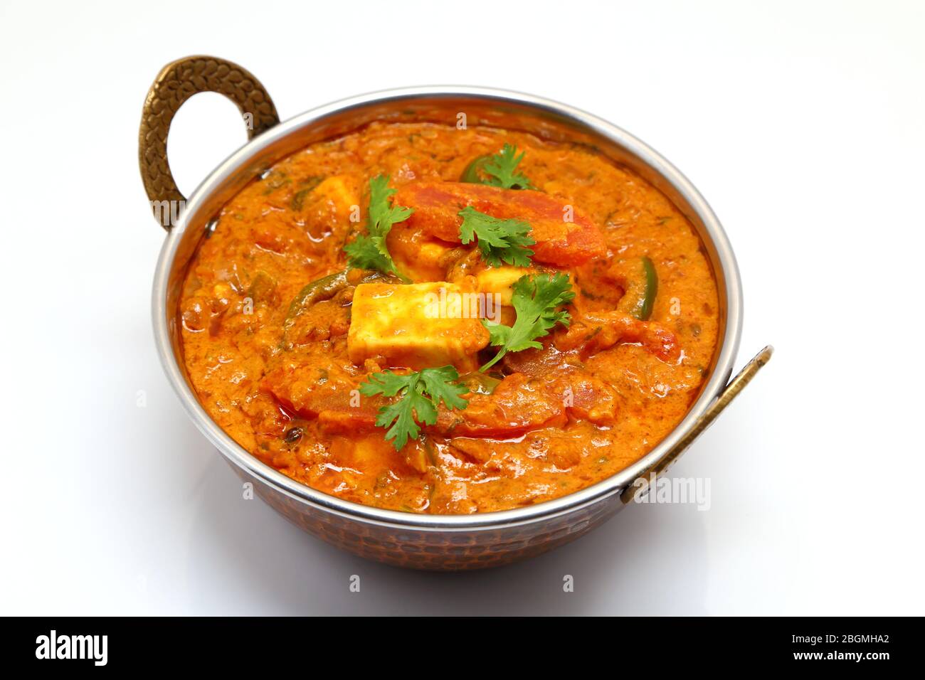 La nourriture indienne ou indien Curry dans un cuivre laiton bol de service. Banque D'Images
