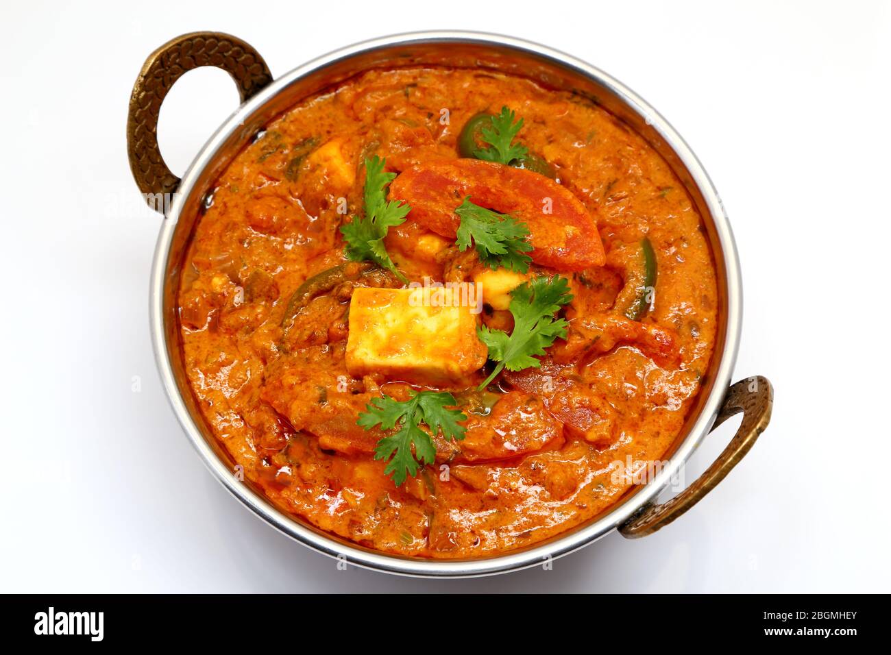La nourriture indienne ou indien Curry dans un cuivre laiton bol de service. Banque D'Images
