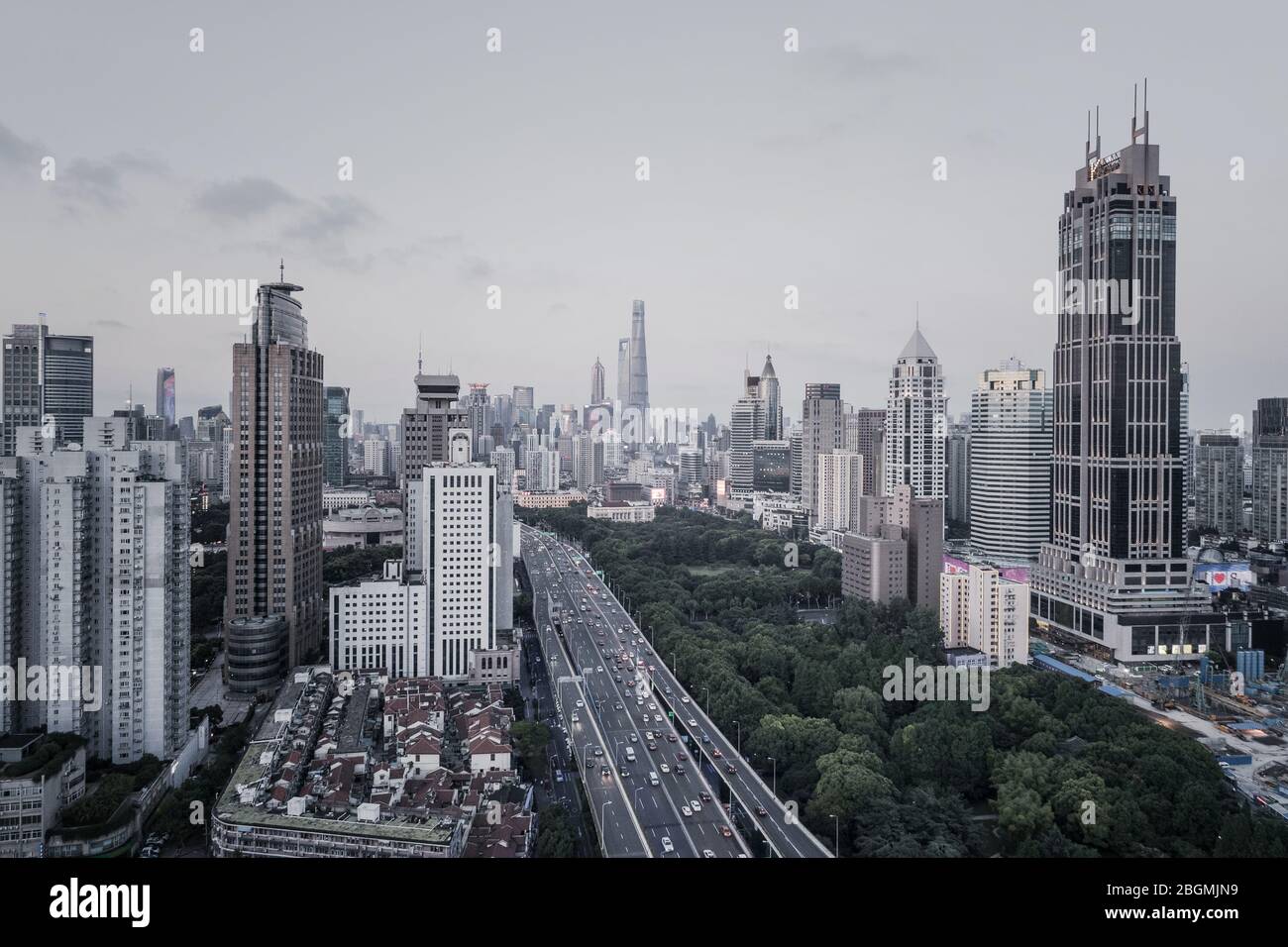 Vue aérienne de Yanan Rd, district de Jingan, Shanghai dans la soirée Banque D'Images