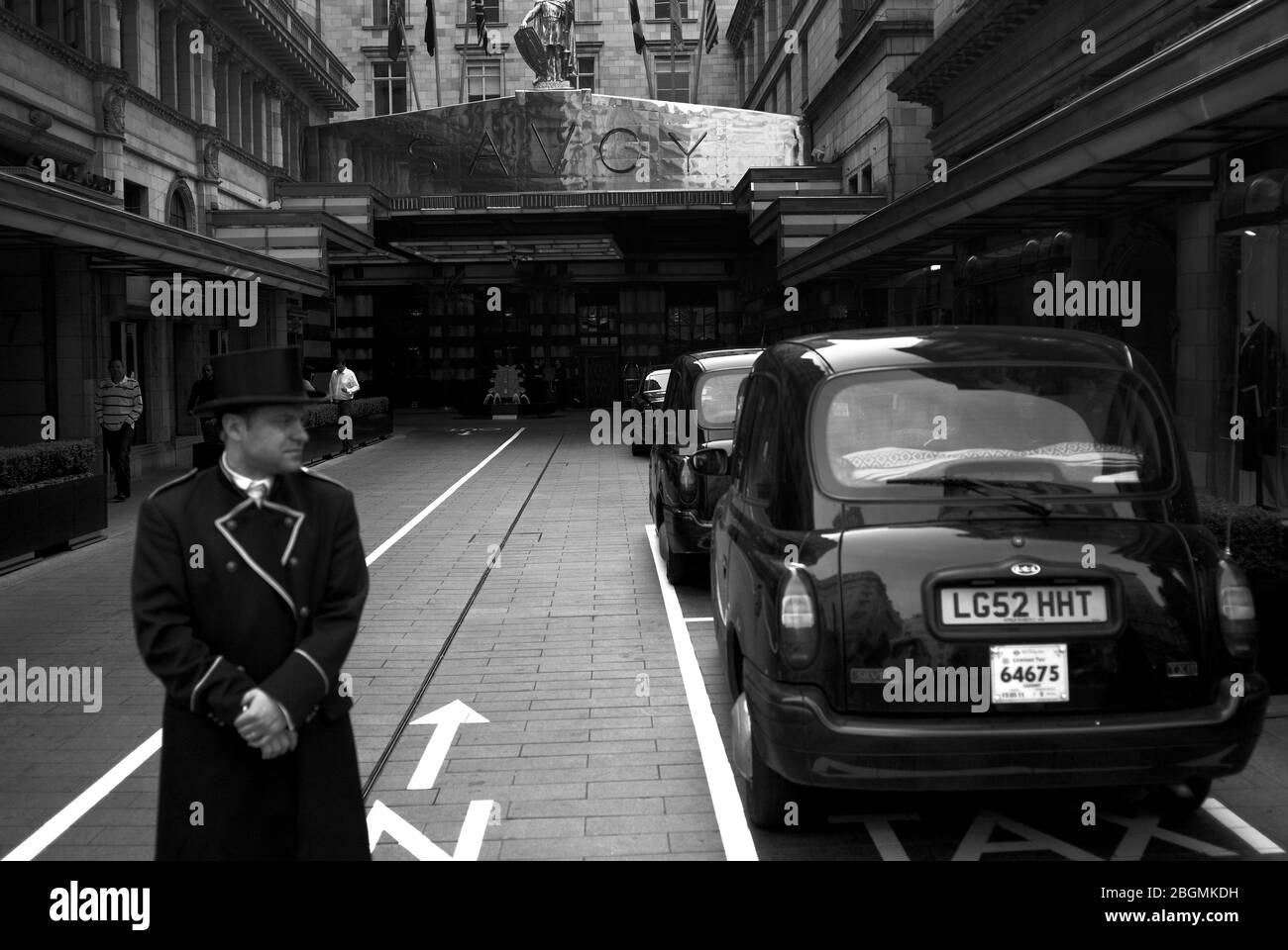 Porte devant l'hôtel Savoy, The Strand, Londres Banque D'Images