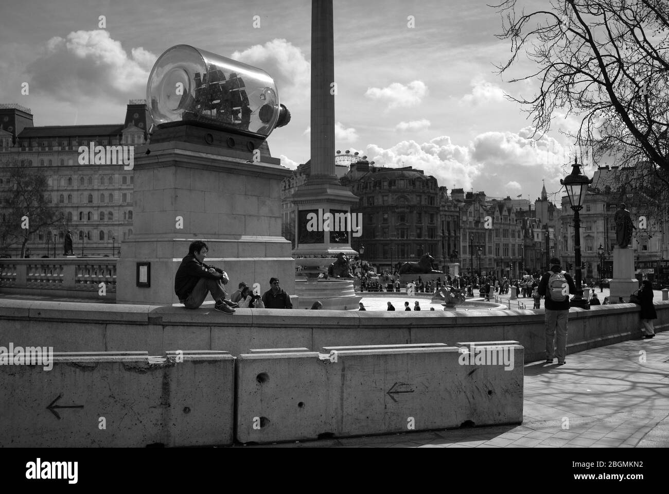 Assis sous le bateau dans une bouteille sur la quatrième plinthe de Trafalgar Square Banque D'Images