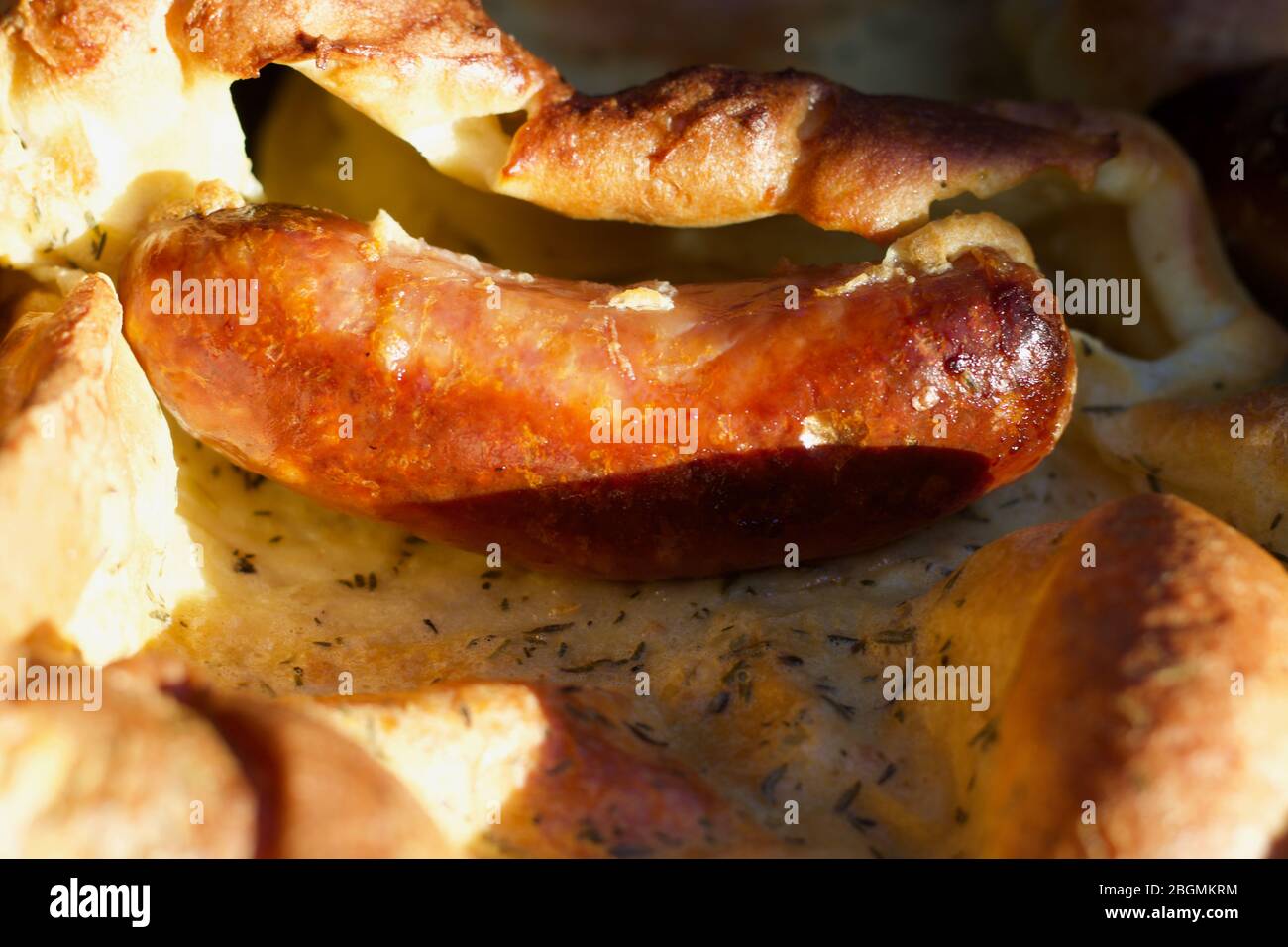 Un gros repas - toad-in-the-hole English dish Banque D'Images