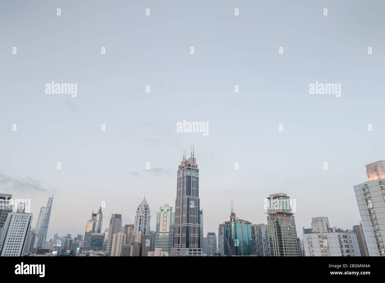 Vue aérienne de Yanan Rd, district de Jingan, Shanghai dans la soirée Banque D'Images