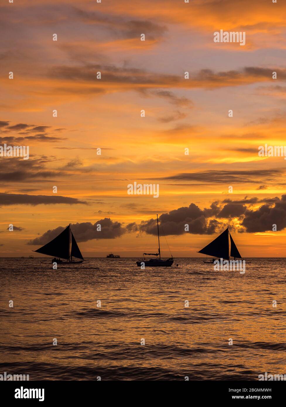 Coucher de soleil White Beach path sur l'île de Boracay, Philippines. Banque D'Images