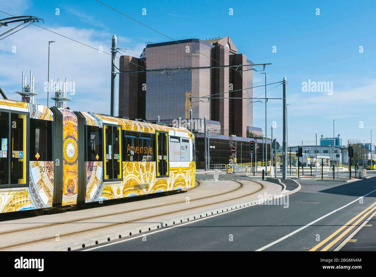 Le tramway Metrolink qui s'approche du bâtiment Quay West le jour de l'ouverture de la ligne Trafford Park. Trafford Wharf Rd., Trafford, Manchester, Royaume-Uni Banque D'Images