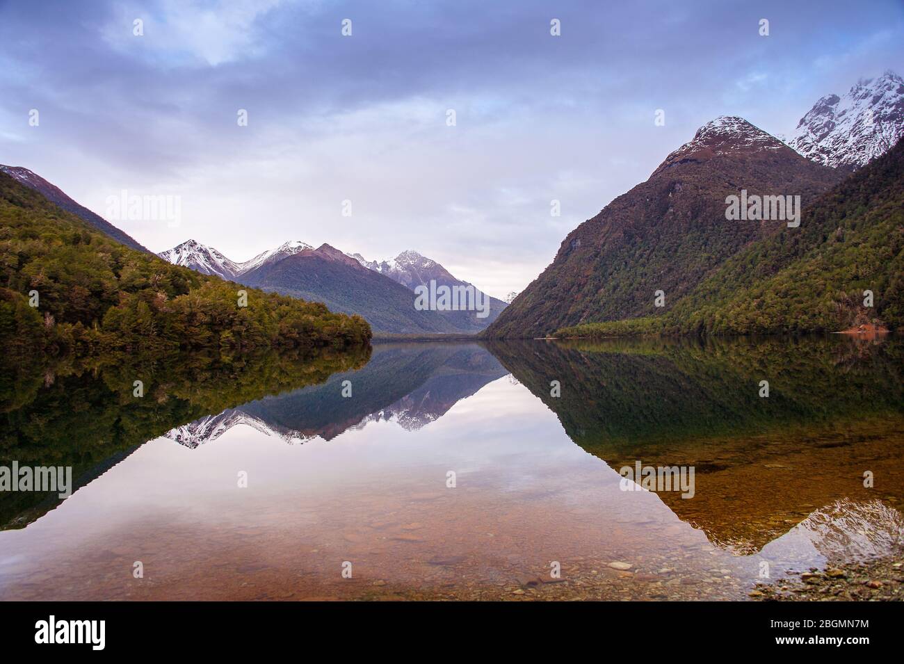 Lake Gunn, Fiordland, Nouvelle-Zélande. Paysage pittoresque, sur une montagne reflète dans l'eau claire d'un lac. Banque D'Images
